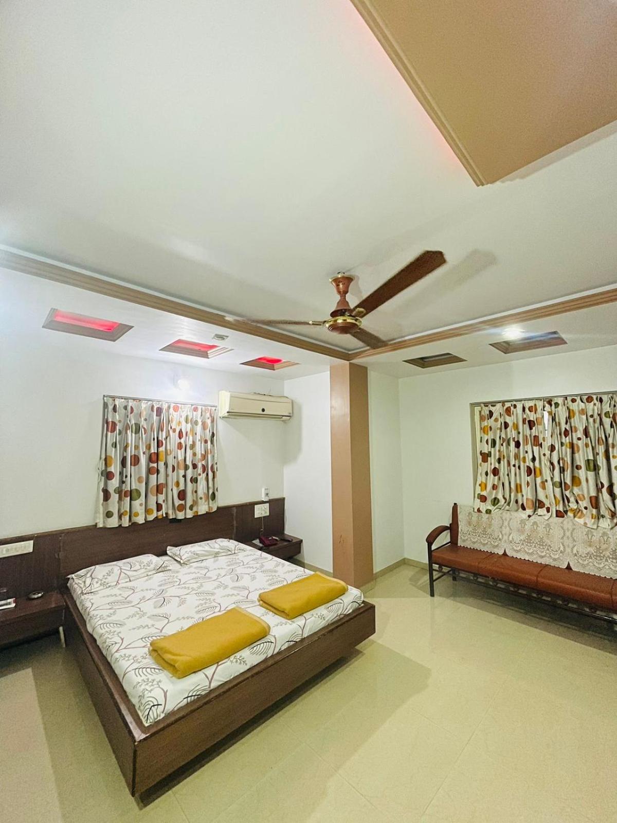 Hotel Rajdhani And Guest House Gujarat - Best Family Hotel In Halol Near Pavagadh And Halol Gidc Экстерьер фото