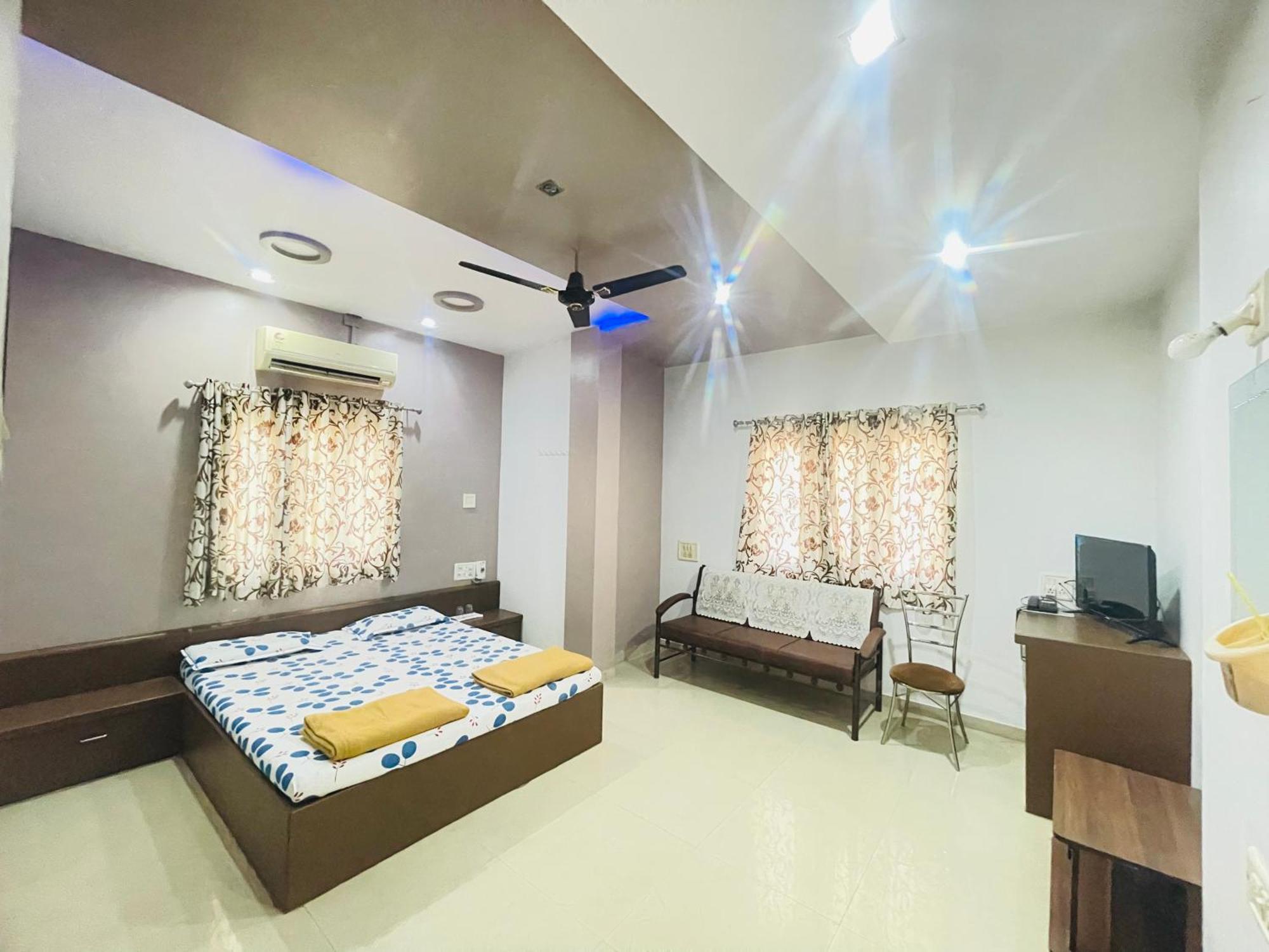 Hotel Rajdhani And Guest House Gujarat - Best Family Hotel In Halol Near Pavagadh And Halol Gidc Экстерьер фото
