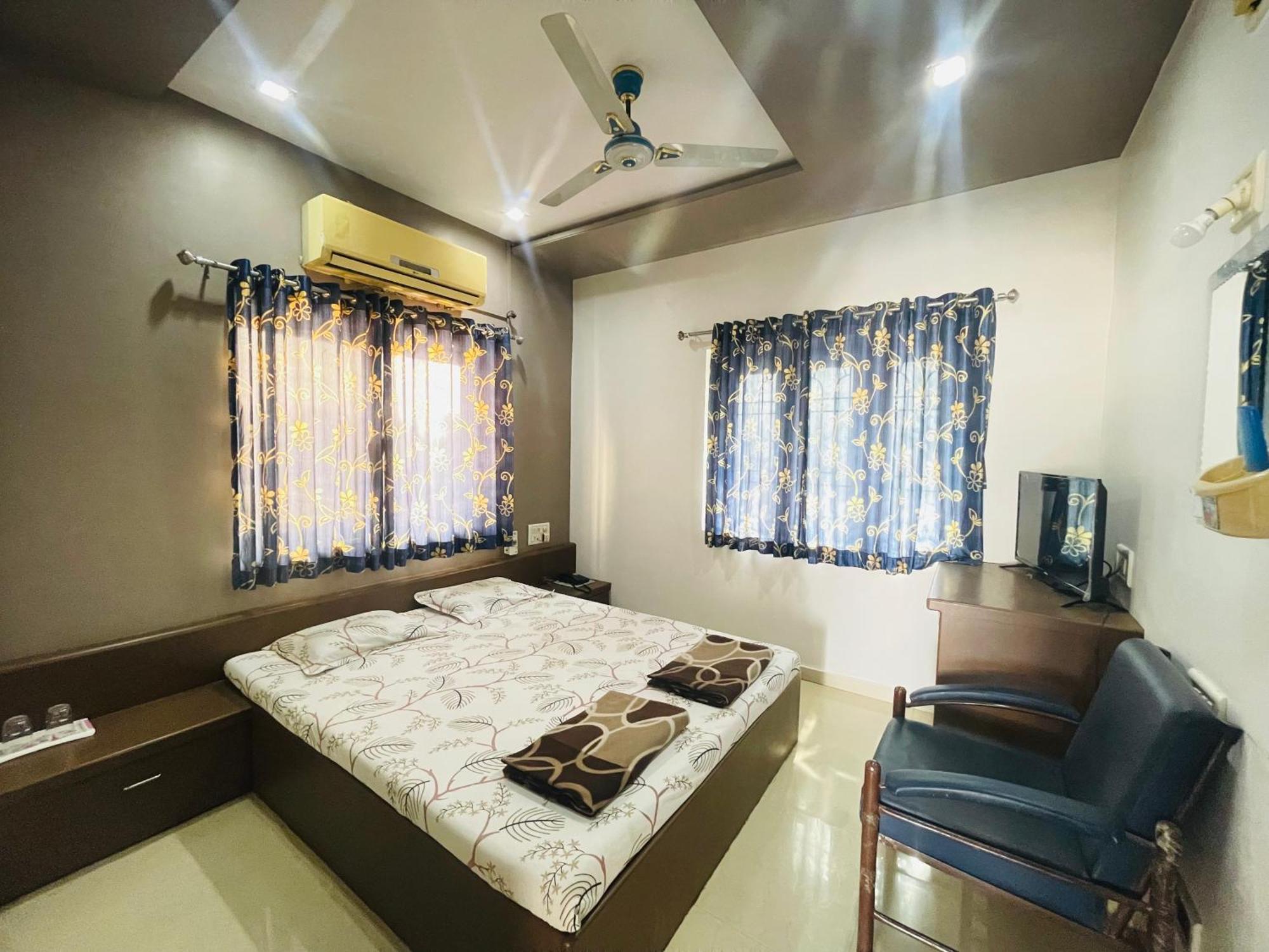 Hotel Rajdhani And Guest House Gujarat - Best Family Hotel In Halol Near Pavagadh And Halol Gidc Экстерьер фото